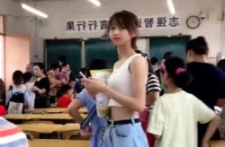 小姐姐在上课,活力四溢的青春风采