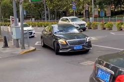 开迈巴赫的小姐姐图片,揭秘开迈巴赫小姐姐的时尚魅力