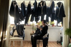 满满的爱！“班妈”李老师让28名学生的校服挂满自家阳台学生制服