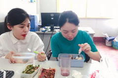 小姐姐中午约吃饭吗,小姐姐邀你共享美食时光